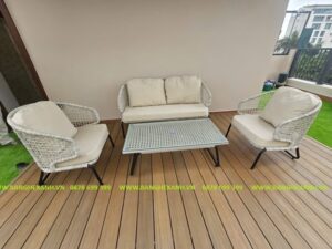 Giá bán: Giá bán cho bộ sản phẩm Sofa Mây Nhựa Cao Cấp Ngoài Trời TL3A29 gồm ghế kích thước theo tiêu chuẩn và 1 bàn. Ghế đã bao gồm tựa lưng và đệm  mousse D40 dày 10cm vải Việt Nam và 1 bàn đã bao gồm kính cường lực 10mm Kích thước:(cm)   Ghế băng đôi: 150 x 70 x 80cm Ghế đơn: 70 x 70 x 80cm Bàn: 110 x 55 x 45cm Chất liệu: Khung sắt, sơn tĩnh điện, đan sợi mây nhựa nguyên chất tròn 3,2mm VNXK kèm phụ gia kháng tia UV. Bảo hành: Bộ sản phẩm BH 18 tháng. Vận chuyển: Miễn phí Nội thành Hà Nội với đơn hàng từ 5,000,000 vnđ 